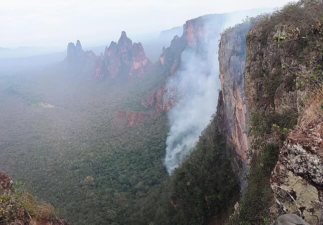 Rauch steigt vom Wald im Naturpark Chapada dos Guimaraes auf. Die Ausmaße der Brände sind verheerend.