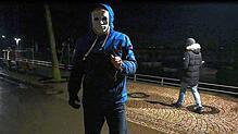 Angriff mit weißer Maske: Ein Teilnehmer der Demonstration am Gondelhafen versuchte am Montagabend, einer Mitarbeiterin des SÜDKURIER ...