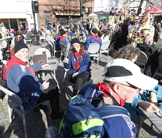 Ein Platz an der Sonne: Die Aufener Musik macht Stopp auf dem Hanselbrunnenplatz, in der Bildmitte Sigrun Schweizer.