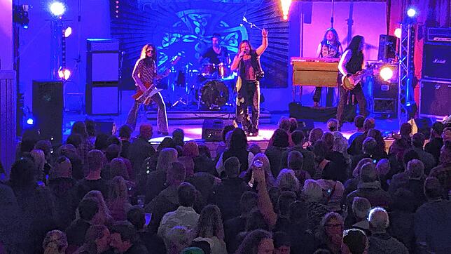 Volles Haus bei der Rocknacht des MC Free Rider Möggingen: Zum Konzert von Adesno kamen 300 Fans. Man einer kennt Frontsänger Paddy ...