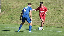 David Rizani vom FC Bergalingen (rechts, in rot) hier im Duell gegen Luis Zimmermann vom FC Erzingen, hat im Monat September bei unserer ...