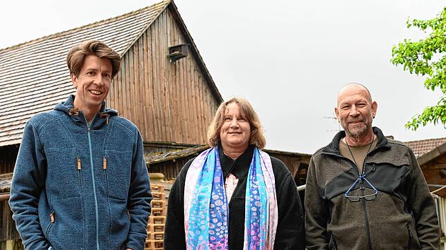 Der städtische Umweltbeauftragte Kim Krause (links), Falknerin Ulrike Amann und Hubertus Mülherr, Jäger und Mitarbeiter der Technischen ...