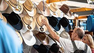 Freunde des Westernreitsports konnten sich bei den Ausstellern mit dem nötigen Zubehör eindecken. Foto: Messe Friedrichshafen