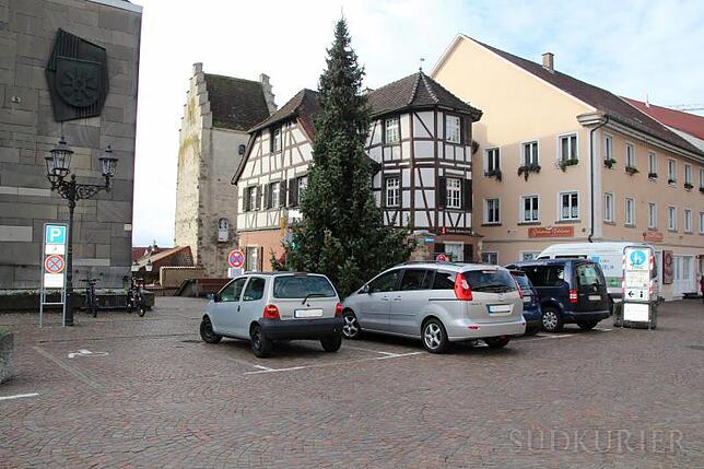 Rathaus: Aus verboten wurde im vergangen Jahr endlich wieder erlaubt! Am Anfang der Fußgängerzone bieten vor dem Rathaus vier ...