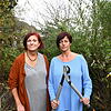 Die Astschere bleibt unten: Michaela Hemmer (links) und Ines Schneider in Schneiders Garten in Stockach-Espasingen. Beide sagen, es gebe ...