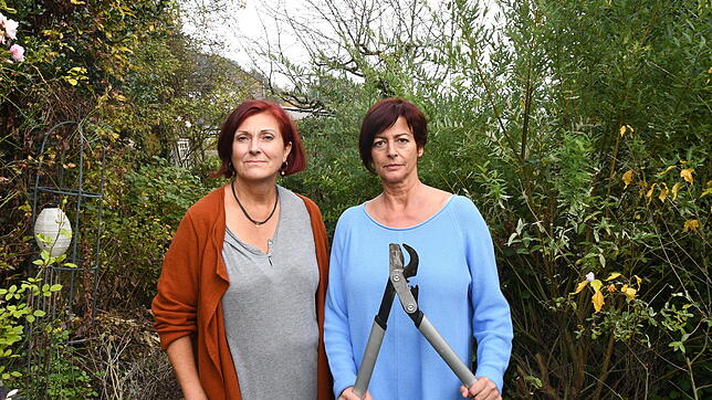 Die Astschere bleibt unten: Michaela Hemmer (links) und Ines Schneider in Schneiders Garten in Stockach-Espasingen. Beide sagen, es gebe ...