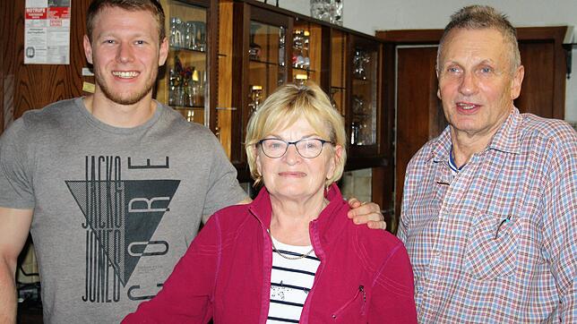 Monika und Wolfgang Schnabel nehmen schweren Herzens Abschied vom "Sternen", links Mitarbeiter Yannick Schwald. Bild: Andreas Böhm