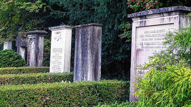 Ein Ort der Stille ist der parkähnliche Friedhof am Hörnli in Riehen mit seinen alten, teils verwitterten Grabmalen. Bilder: Jürgen Scharf