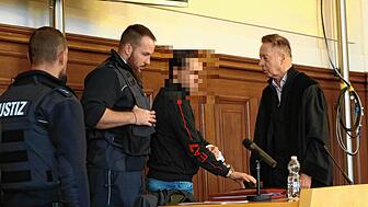 Der Angeklagte mit seinem Verteidiger Thomas Fischer und Justizbeamten.