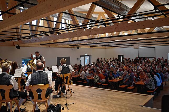 Die Trachtenkapelle Brenden unter Leitung von Dirk Zimmermann umrahmte die Einweihungsfeier der Dorfhalle musikalisch. Besucher kamen ...