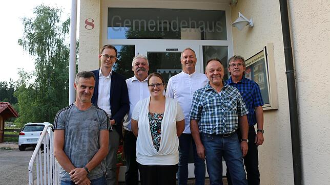 Der neue Ortschaftsrat in Waldhausen: von links Thomas Kern mit Bürgermeister Micha Bächle, Ortsvorsteher Horst Kritzer, Cornelia Köb, ...