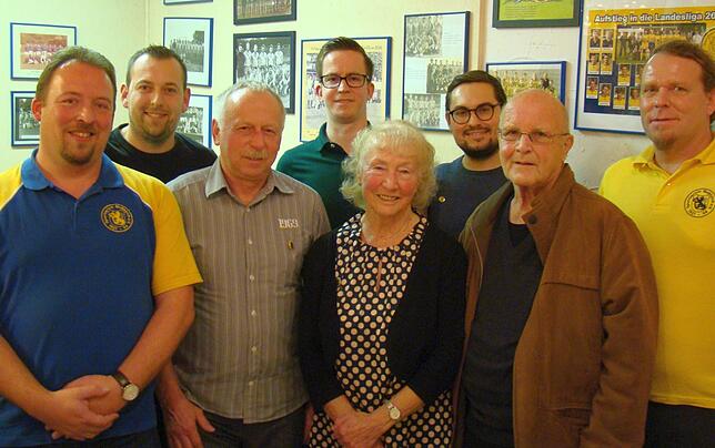 Die Vorsitzenden Mike Mutscheller (links) und Alexander Boos (rechts) ehrten Winfried Blum, Louise Brennenstuhl und August Matheis ...