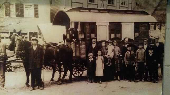 Eine jenische Großfamilie mit Pferdegespann und hölzernem Wagen. Das Bild hängt im Keller von Alexander Flügler und erinnert ihn an die ...