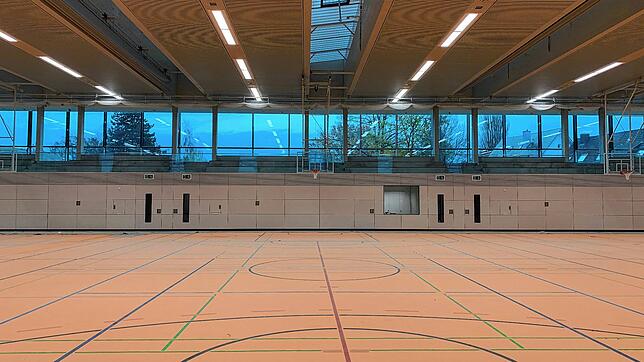Ein Blick in die neue Sporthalle Fischbach: Noch liegt Staub auf dem Hallenboden. Denn einige Arbeiten sind noch im Gange. Und erst am ...