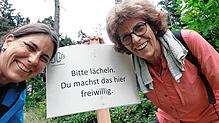Ursula Ortlieb (rechts) und ihre Tochter Carla bei der Jubiläumswanderung: „Der Spruch auf dem Schild stimmt – wir waren freiwillig ...