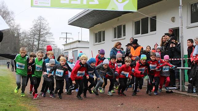 Die ersten Läufer, die über 800 Meter antraten, waren die Kinder U&nbsp;10. Die jüngste Teilnehmerin war vier Jahre alt. Aus dem Stadion ...
