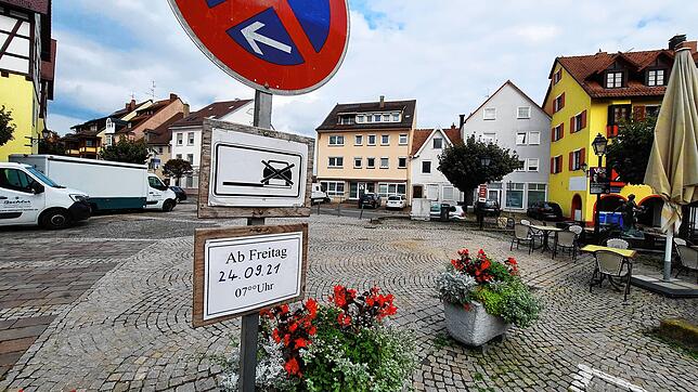 Schilder mit Parkverboten, die ab Freitag um 11 Uhr gelten, weisen bereits auf &bdquo;Music and Wine&ldquo; am Wochenende des 25. und ...