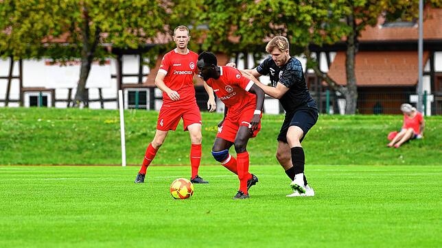 Luis Richter (rechts) schoss das 1:0 für die SG Marbach/Rietheim in der Partie gegen den FC Bad Dürrheim (Mateo Radosavjevic (links) und ...
