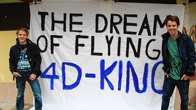 &bdquo;The dream of fyling&ldquo; &ndash; Jan Eberhard (links) und sein großer Bruder Kai haben mit einer Drohne acht Orte der Stadt ...
