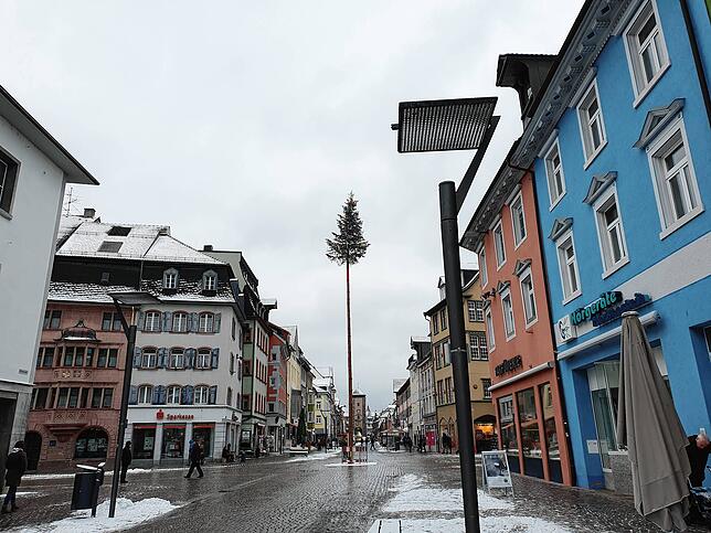 Zwischen den Laternen &ndash; da wird es ziemlich eng. Die Bickenstraße, der narrenbaum und die Herausforderung einer schmalen Schneise.