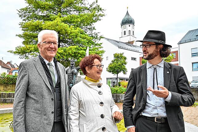 Harmonische Runde in Laiz bei Sigmaringen: Winfried Kretschmann, Ministerpräsident von Baden-Württemberg, steht mit seiner Ehefrau ...