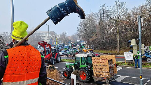 Traktoren sorgen am Mittwochmittag für Stillstand an der Ecke Glärnisch-/Albrechtstraße. Georg Model steht mit einem umgedrehten ...