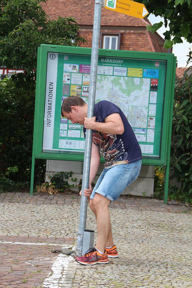 Bild 5: Schaffen und schwitzen für das Open Air: So aufwendig sind Aufbauarbeiten für die Bühne und Co.