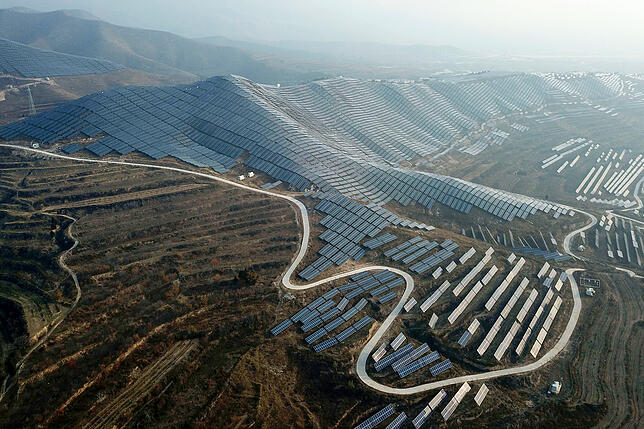 Solarmodule auf einer Bergkette in der chinesischen Provinz Shanxi.