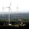 Windräder über den Schwarzwaldgipfeln: Sieht es in einigen Jahren bei Herzogenweiler ähnlich aus hier bei Simmersfeld im ...