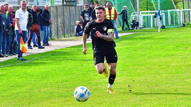 Punkt gesichert: Timo Glattacker (hier ein Archivfoto) traf für den FC Wittlingen im Derby beim TuS Binzen doppelt und sicherte seiner ...