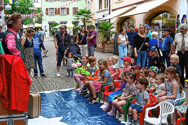 Der Zauberclown Tilo wurde nicht nur von den jüngsten Schwyzertag-Gästen bewundert.