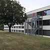 Seit Mitte der 70er-Jahre steht an der Ostseite der Zelgschule das Realschul-Gebäude. Gemeinsam bilden sie den Schulcampus Zelg.