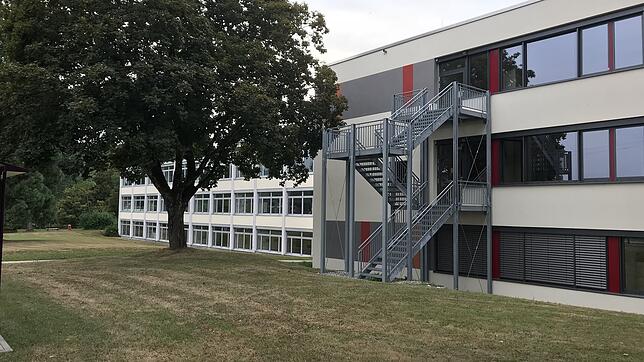 Seit Mitte der 70er-Jahre steht an der Ostseite der Zelgschule das Realschul-Gebäude. Gemeinsam bilden sie den Schulcampus Zelg.