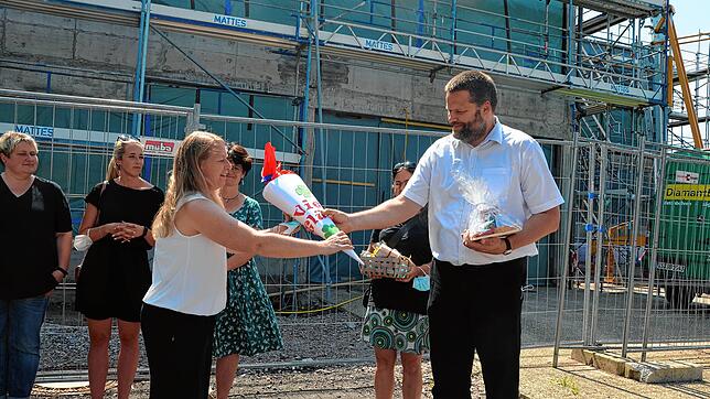 Eine Schultüte soll Bernd Mugrauer auch bei seiner neuen Aufgabe im Schulamt Glück bringen.