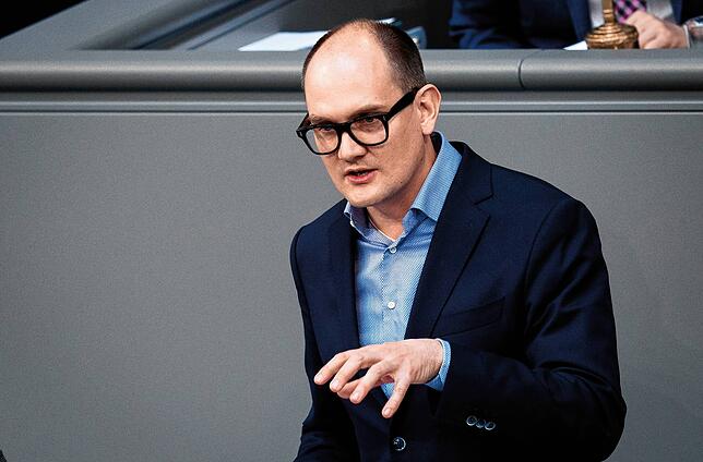 Auch Janosch Dahmen zählt zu den Initiatoren. „Die Impfpflicht kann zur Befriedung der Gesellschaft beitragen, weil sie für ...