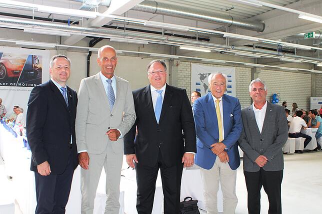 In der neuen Halle der Eto Gruppe hoben sie die Bedeutung des Unternehmens hervor: Reiner Horlacher, Professor Claudius Marx, Michael ...