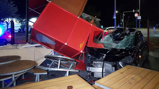 Hoher Sachschaden entstand bei einem schweren Verkehrsunfall durch vermutliche Trunkenheit am Steuer und überhöhter Geschwindigkeit.