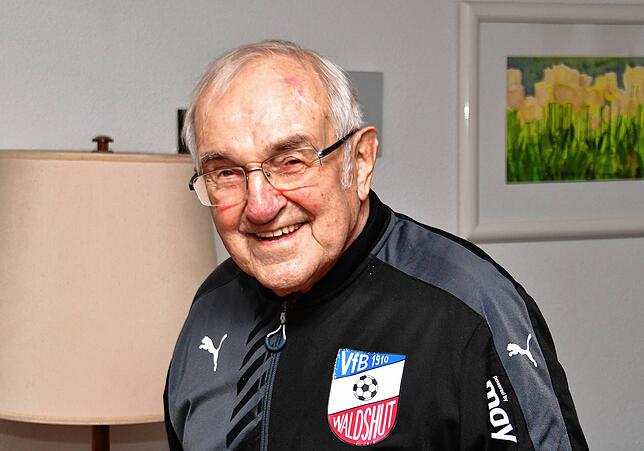 Heinz Knobloch (83), Ehrenmitglied des VfB Waldshut: &bdquo;Ich halte mich an die Regeln, bleibe zu Hause und versuche gut durch diese ...