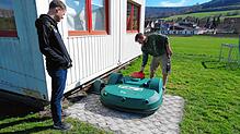 Technische Unterstützung: Dieser Mähroboter hält den Rasen der beiden Gutmadinger Sportplätze kurz. Tobias Willmann, Vorstand für den ...