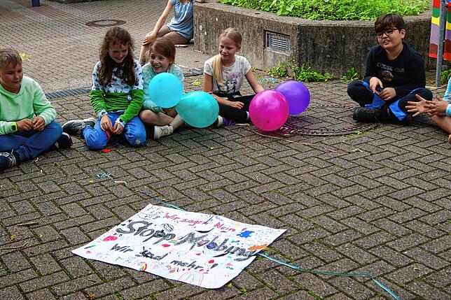 Gemeinsam gegen Ausgrenzung: Die Kinder haben zusammen und in Gruppen über das Thema Mobbing und wie man sich dagegen wehren kann, ...
