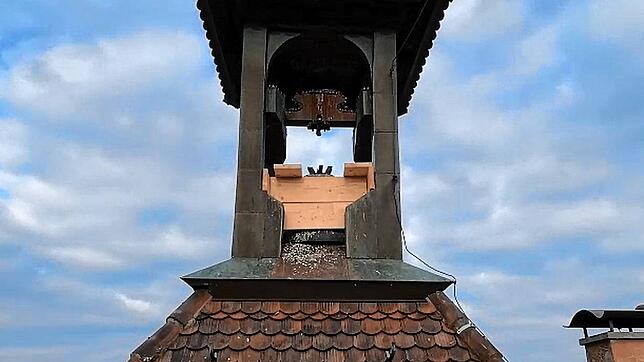 Du kommst hier nicht weg! Die abgebrochene Glocke auf dem Schnetztorturm steht auf dem stabilen Dach und ist jetzt zudem mit dicken ...