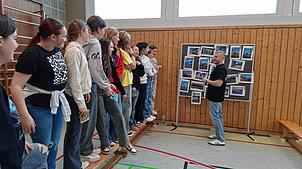 Bei der Auftaktveranstaltung in der Sporthalle der Sechslindenschule bewerten die Jugendlichen, ob sie einen Aufenthaltsort in ...