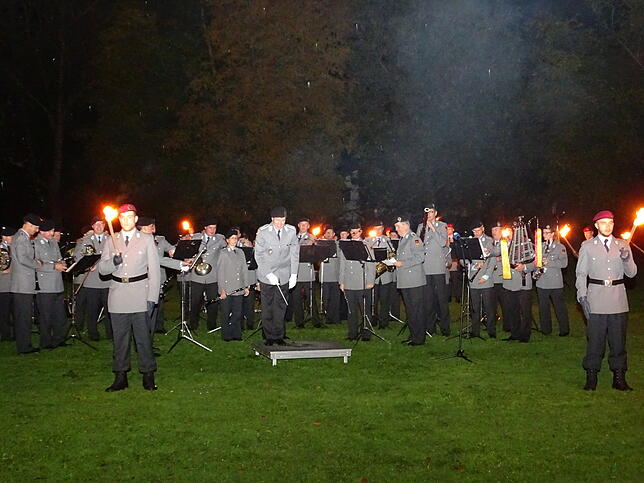 Hauptmann Dominik Koch (Mitte) ist der neue Leiter des Heeresmusikkorps 10 aus Ulm, das im Stadtgarten eine ausgezeichnete Vorstellung bot.