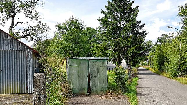 Durch diese abgeschiedene Gasse ist er gekommen. Blick in die Alte Litzelstetter Straße in Wollmatingen, wo ein Einbrecher einen ...