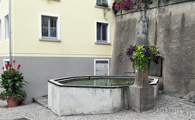 Der „Mittlere Brunnen“ ist dank eines ansprechenden Blumenschmucks eine Zierde für die historische Altstadt von Laufenburg.