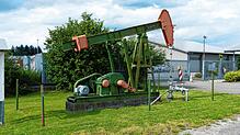 2022 erinnert nur noch eine alte &bdquo;Pferdekopfpumpe&ldquo; an die Ölförderung. Sie steht im Gewerbegebiet Mengener Straße. 18 ...