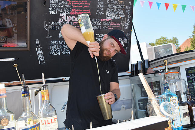 Curiman Marian Claudiu vom Cocktailbis &bdquo;Stranger 74&ldquo; verwöhnt die Besucher mit Cocktails.