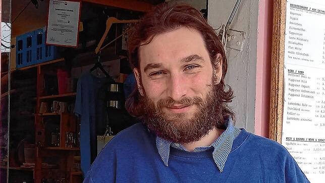Moritz Schneider betreibt seit 2021 den Kulturkiosk Schranke in Petershausen, seit 2023 im Verein mit anderen Mitstreitern. Dinge ...
