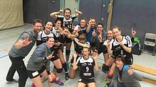 "Wir sind die Nummer eins der Liga" – Die Volleyballerinnen des TV Villingen nach dem Triumph im Spitzenspiel in Wiesbaden. Bild: privat