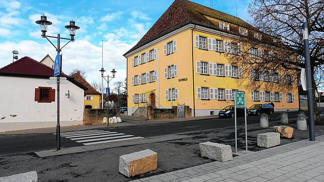 Der westliche Teil der Hauptstraße wurde im Rahmen der Ortskernsanierung gerade neu gebaut. 2021 beginnt der zweite Bauabschnitt rechts ...